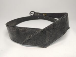 革が劣化した礼服のベルト