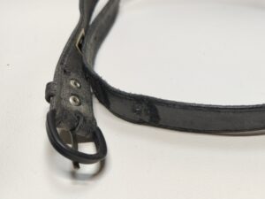 修理前の礼服のベルト