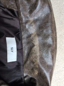 修理前の革ジャケットの襟内側の色剥げ