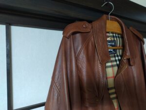 修理後のバーバリーの革ジャケット肩周辺