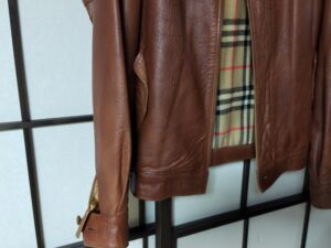修理後のバーバリーの革ジャケット裾周辺