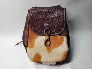 【ハラコリュック修理】気になる色ムラと革の乾燥を染め直し＆柔軟ワックスで綺麗に！