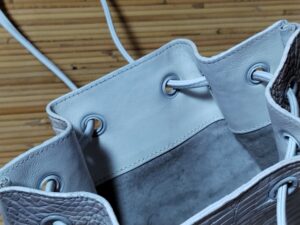 染め直し後のヒマラヤクロコダイルレザーバッグ内側