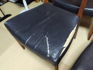 カリモクダイニングチェアの座面の革破れ