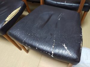 カリモクダイニングチェア座面のひび割れ