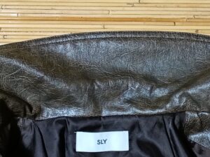 修理後の革ジャケットの襟の内側