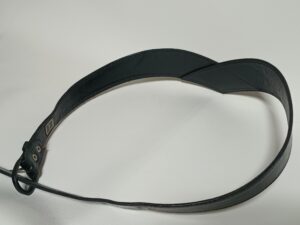 修理後の礼服革ベルトの裏側