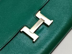 修理後のエルメスコンスタンス長財布の金具部分