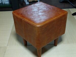 革張替え後の馬革のスツール