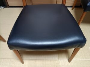 座面の革張替え後のカリモクダイニングチェア