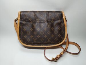 修理前のルイ・ヴィトンモノグラムのバッグ　メニルモンタンの背面