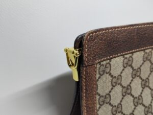 ショルダーベルト着脱用金具取り付け後のグッチのセカンドバッグ