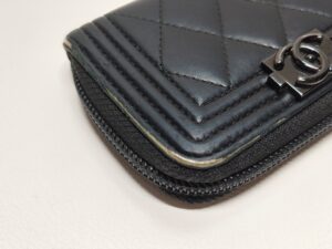 修理前のボーイシャネルコインケースの角スレ