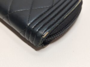 修理前のシャネル財布の角スレ