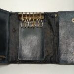 修理前のシャネルキーケースの内側