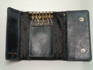 修理前のシャネルキーケースの内側