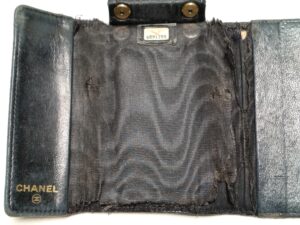 修理前のシャネルキーケース内側の破れ