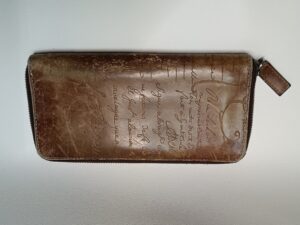 修理前の色褪せたベルルッティの財布