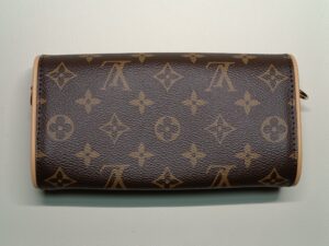 修理前のルイ・ヴィトンモノグラムのバッグ　ポシェット・カミーユの背面