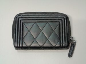 修理後のボーイシャネルのコインケース裏側