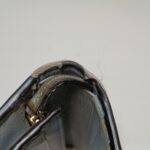 修理前のグッチ財布の折り曲げ部分のコバ破れ