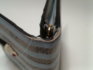 修理前のグッチの2つ折り財布のコバ