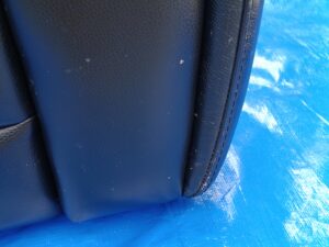修理前のソファの塗装剥がれ