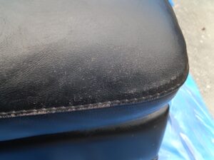 修理前のソファの塗装剥がれ