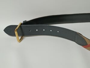 長さ調整後のベルトの剣先