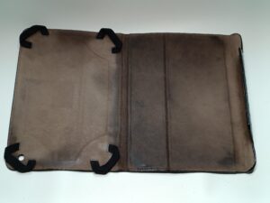 修理前のボッテガ・ヴェネタのiPadケースの内側