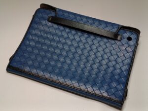 【ボッテガ iPadケース修理】黒ずんだ内装の革張替えと、外装のカラーチェンジ
