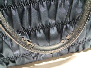 修理前のプラダバッグ持ち手の革破れ