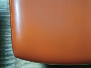 ひっかき傷修理後のオットマン