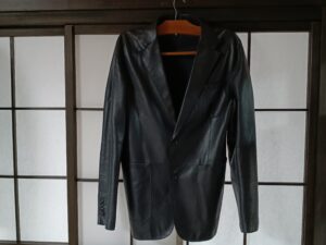 【革ジャケット修理】脇の糸ほどけによる穴を綺麗に再縫製