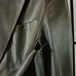 脇の縫製がほどけた状態のレザージャケット