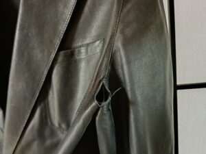脇の縫製がほどけた状態のレザージャケット