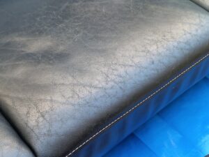 修理前のカリモクソファ座面のスレ