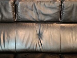 塗装剥がれ修理後のカリモクソファ背もたれ