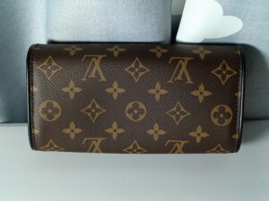 縁革カラーチェンジ後のルイ・ヴィトンモノグラムのバッグ　ポシェット・カミーユの背面