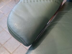 修理前のエコーネスストレスレスチェアの肘掛け