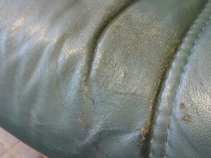 修理前のエコーネスストレスレスチェア座面のひび割れ