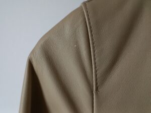 修理前のレザージャケットの小さな表皮剥がれ