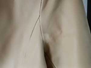 洗剤で色落ちしたレザージャケットの脇部分