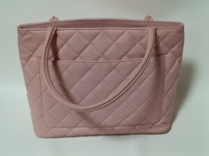 修理前のシャネルの復刻トートバッグ背面