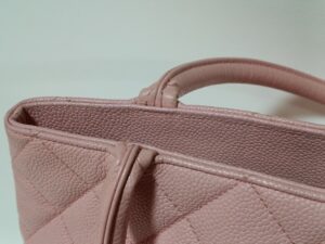 修理前のシャネル復刻トートバッグの持ち手根元