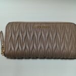 修理前のミューミューの財布