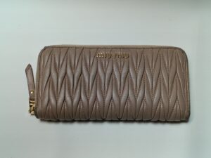 【ミューミュー財布修理】表皮の擦り切れや傷、くすみを綺麗にリフレッシュ