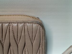 修理前のミューミューの財布端面のスレ