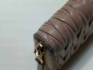 修理前のミューミューの財布折り曲げ部分のスレ