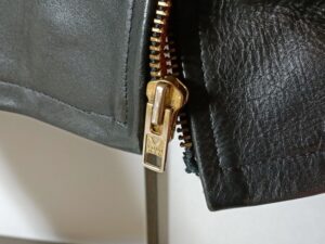 ファスナーが切れた状態のヴァンソンのライダースジャケット